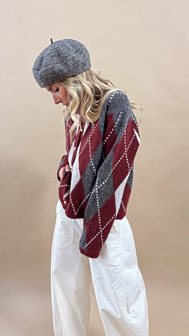 Cardigan bordeaux à motifs losanges et boutons dorés – Image 4