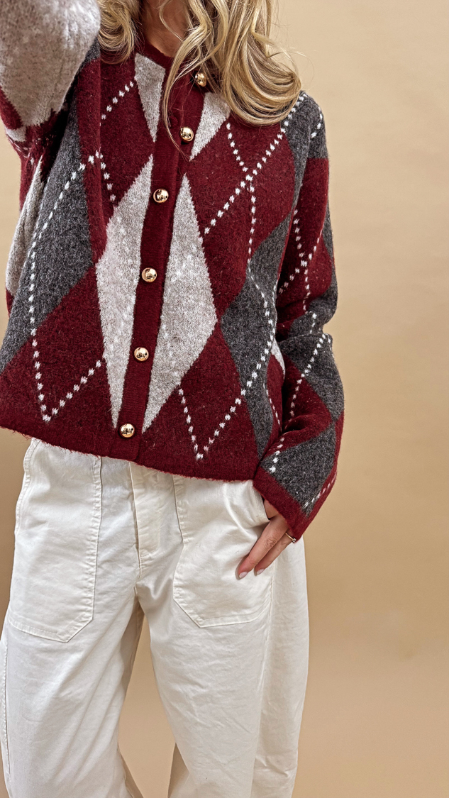 Cardigan bordeaux à motifs losanges et boutons dorés – Image 3