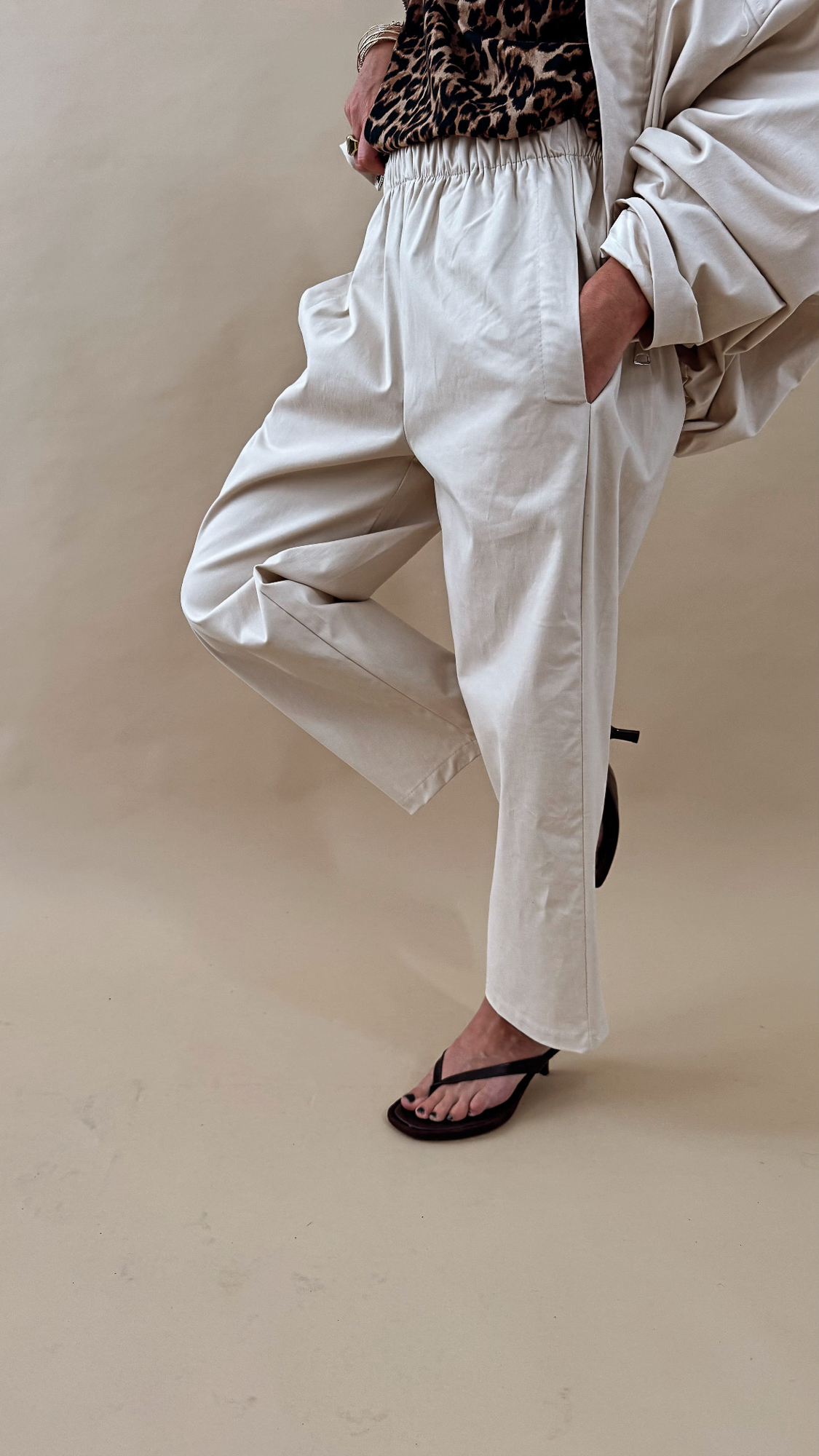 Pantalon écru peau de pêche – Image 3