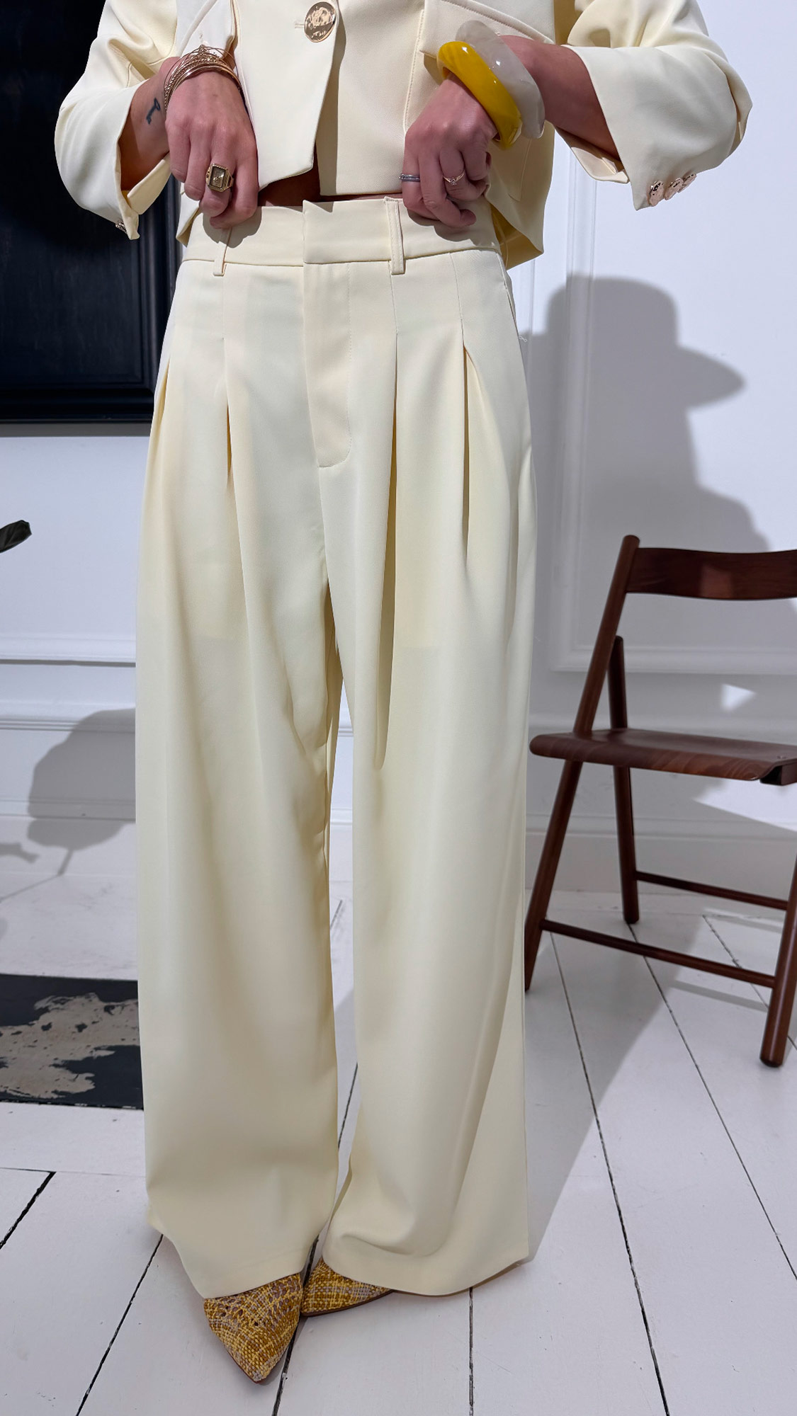 Pantalon jaune beurre à pinces – Image 4