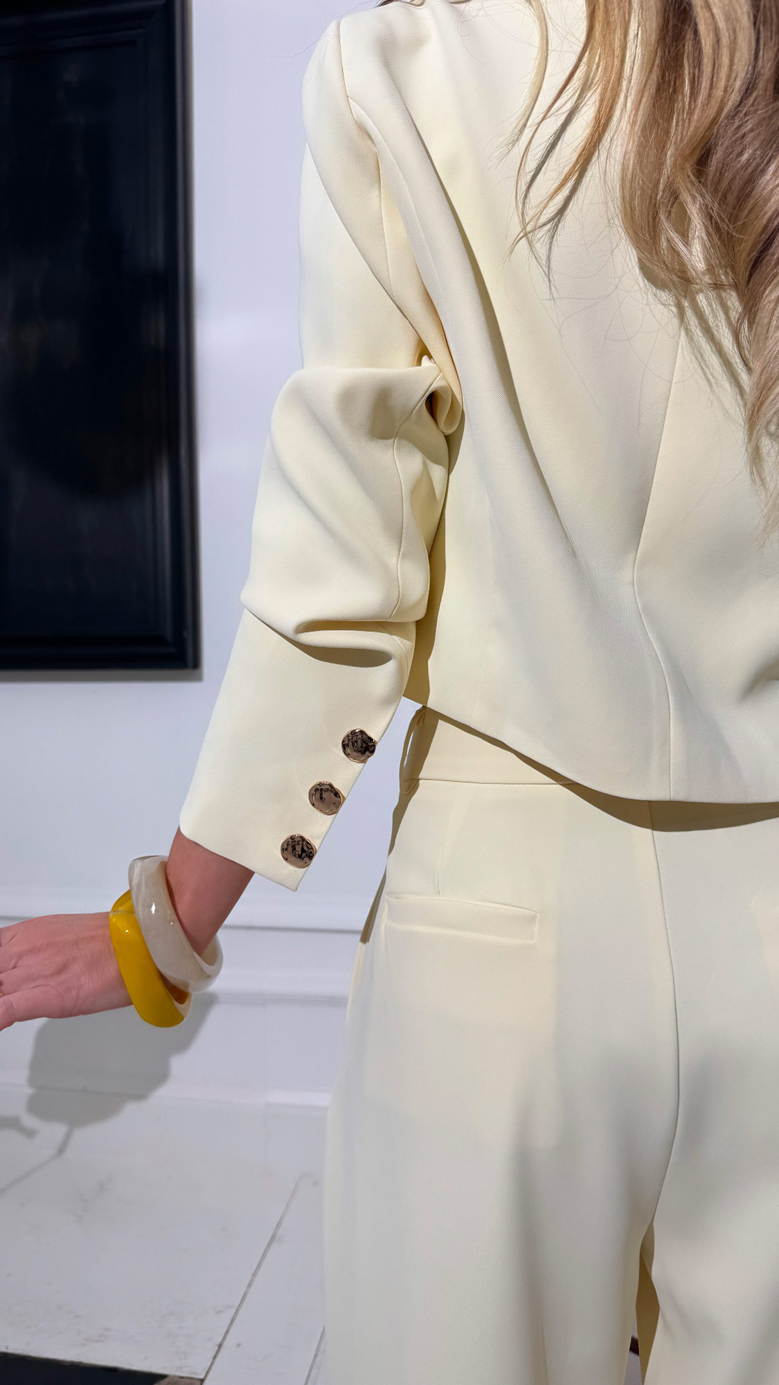 Pantalon jaune beurre à pinces – Image 2