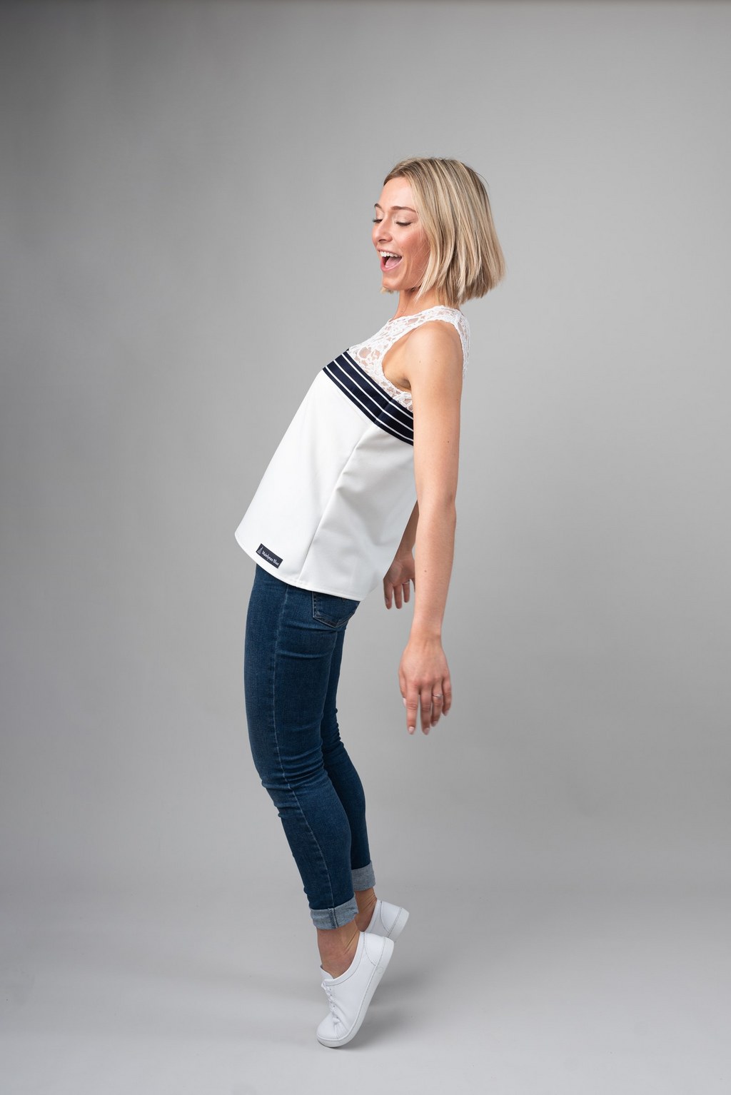 Top en dentelle beige – 3 fines rayures blanches – Image 2