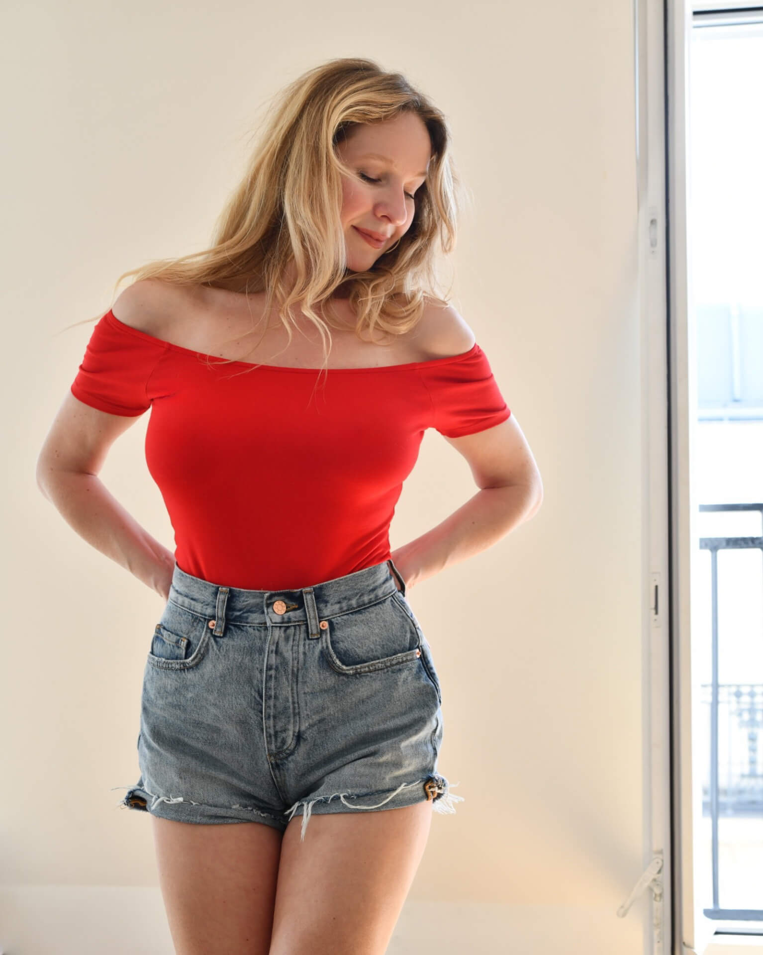 Body iconique Bardot épaules dénudées rouge manches courtes – Image 9