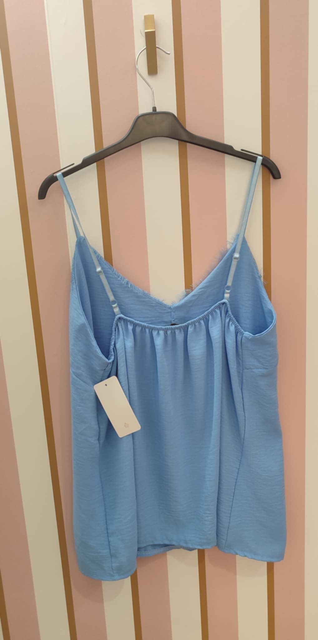 Top débardeur caraco bretelles fines et boutons bleu jeans – Image 2