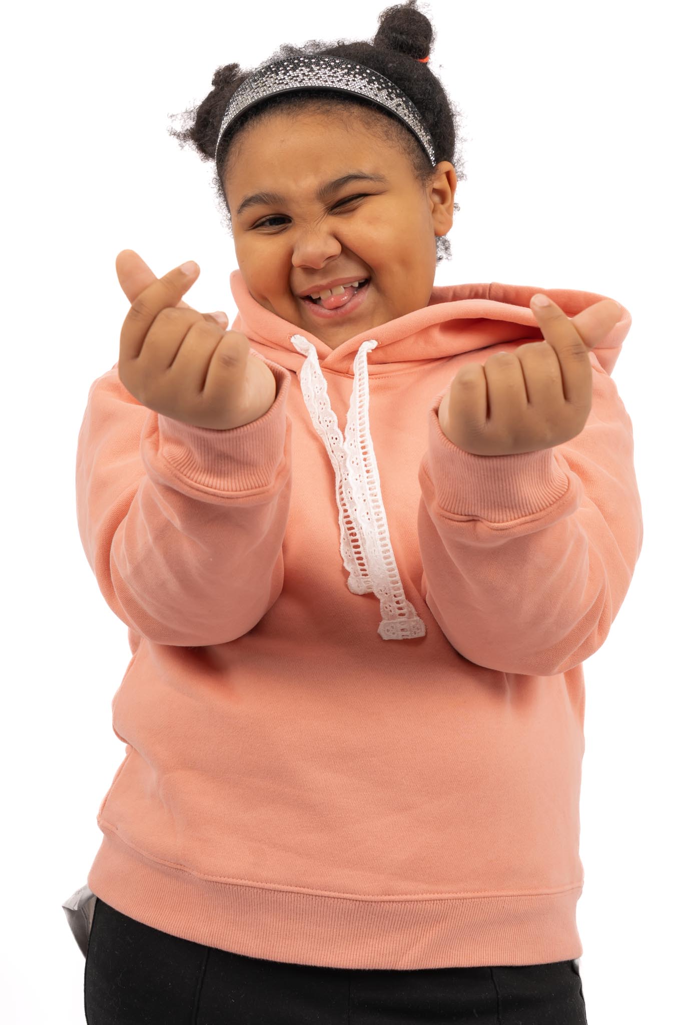 Sweat à capuche rose coeur brodé fille – Image 2