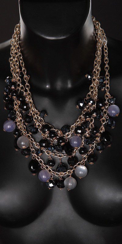 Collier à la mode avec des perles ELENA couleur noir – Image 3