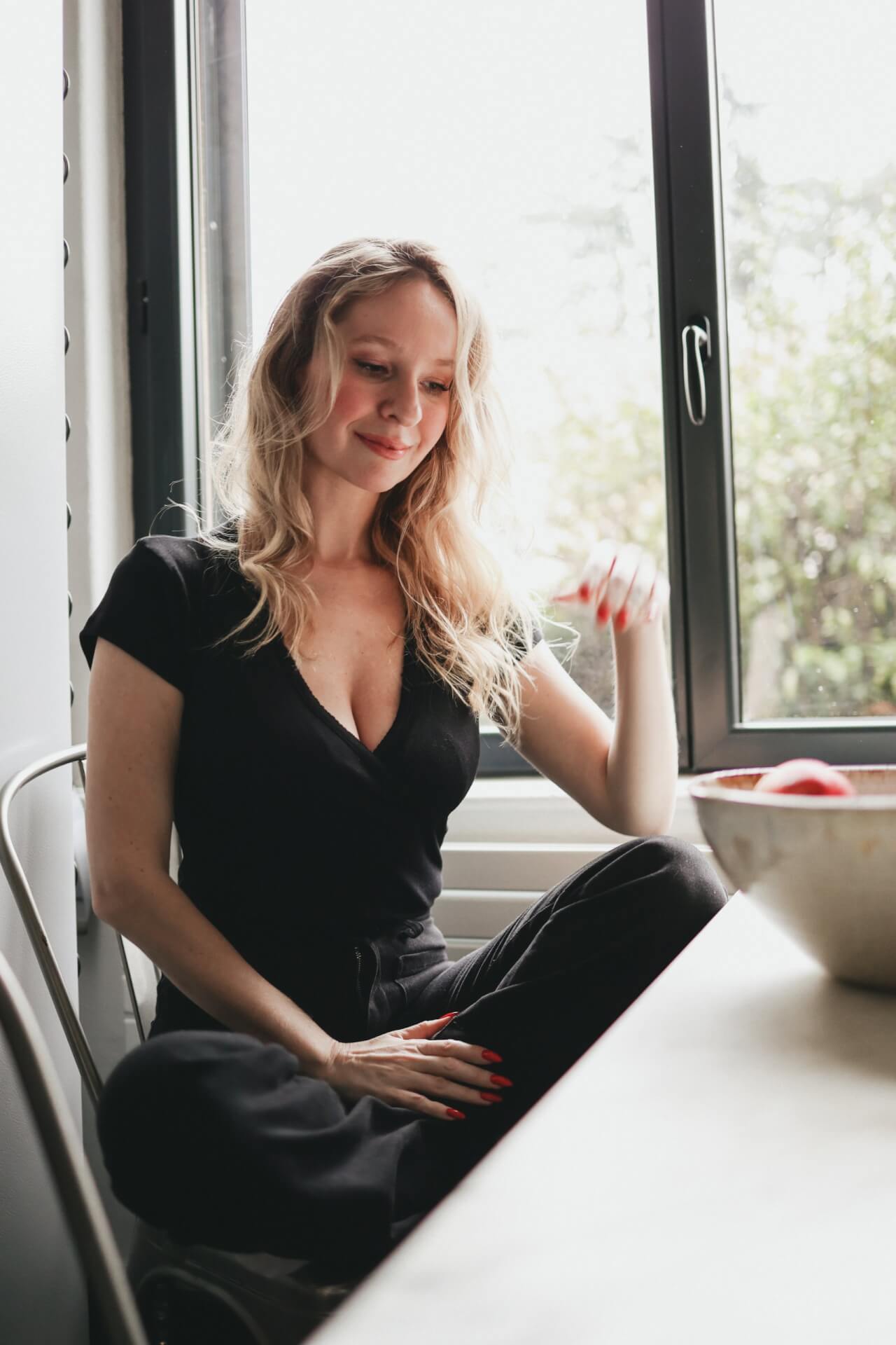 T-shirt coeur croisé en maille pointelle noir iconique – Image 5